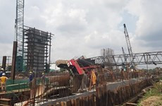 TP Hồ Chí Minh: Cần cẩu thi công dự án 10.000 tỷ đồng đổ vào nhà dân