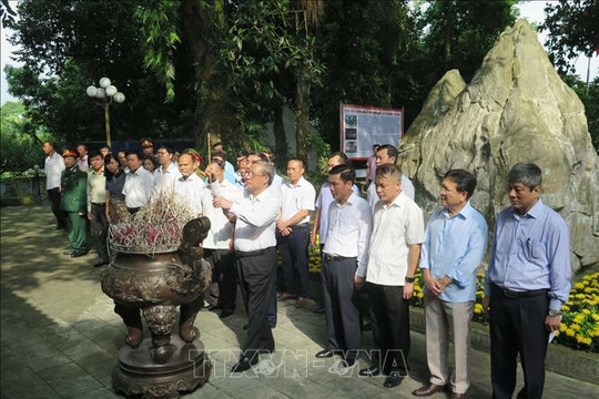 Thường trực Ban Bí thư Trần Quốc Vượng dâng hương tưởng niệm các Anh hùng liệt sĩ tại tỉnh Thái Nguyên