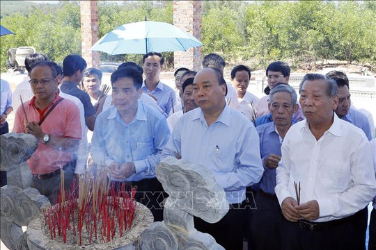 Thủ tướng Nguyễn Xuân Phúc dâng hương tri ân các Anh hùng liệt sĩ tại tỉnh Quảng Nam