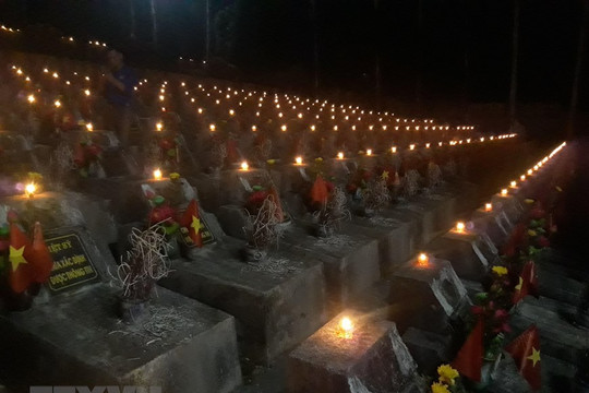 Những ngọn nến tri ân tại Nghĩa trang Liệt sĩ quốc gia Vị Xuyên