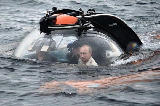 Ông Putin lặn xuống đáy biển khám phá tàu ngầm chìm từ Thế chiến 2