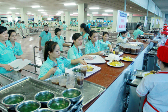 An toàn thực phẩm bữa ăn tập thể cho công nhân: Bao giờ hết lo?