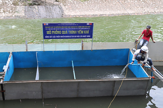 Lắp đặt khu trình diễn xử lý nước sông Tô Lịch