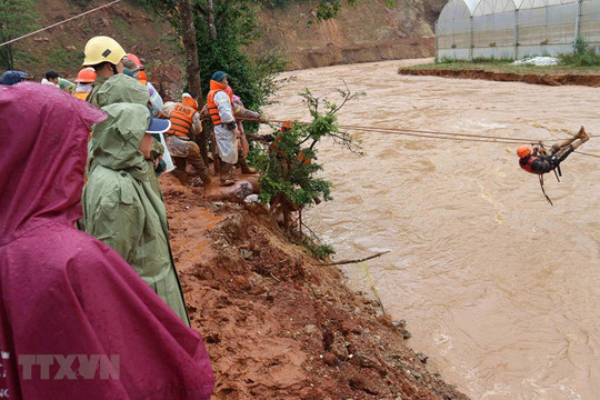Giải cứu 41 người bị nước lũ bao vây tại Lâm Đồng