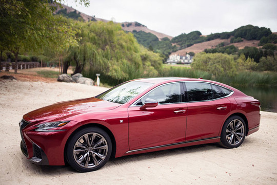 Lexus triệu hồi sedan LS500 để thay lốp có nguy cơ nứt vỡ