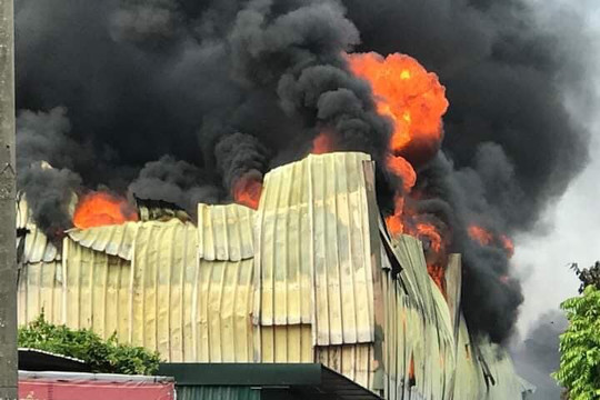 Cháy lớn tại nhà xưởng công ty nhựa trong Khu công nghiệp Sài Đồng B