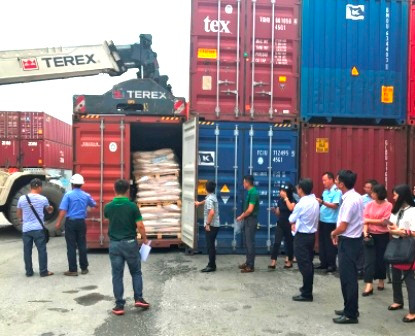 Hàng trăm container phế liệu bị "trục xuất" khỏi Việt Nam