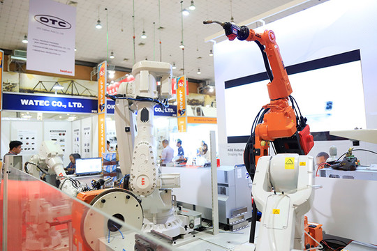 Dàn robot phục vụ công nghiệp chế tạo máy móc và hỗ trợ trình diễn tại Hà Nội