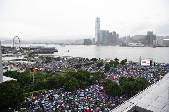 Trung Quốc: 470.000 người dân Hong Kong tuần hành phản đối bạo lực