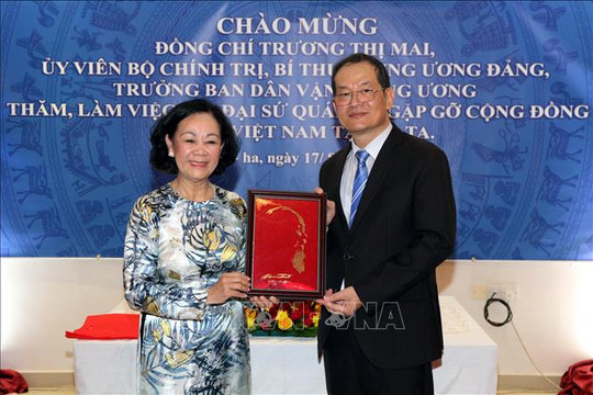 Trưởng ban Dân vận Trung ương Trương Thị Mai thăm Đại sứ quán Việt Nam tại Qatar