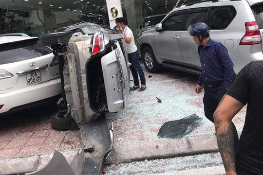 Hà Nội: Hy hữu ô tô Toyota tiếp đất từ tầng 2 cửa hàng trưng bày
