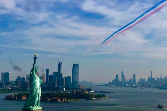 Choáng ngợp với màn trình diễn của dàn máy bay Anh - Mỹ trên bầu trời New York
