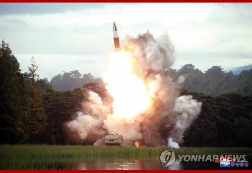 Triều Tiên phóng hai vật thể bay nghi là tên lửa đạn đạo