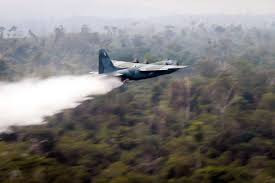 Máy bay dội hàng nghìn lít nước chữa cháy rừng Amazon