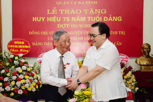 Trao Huy hiệu 75 năm tuổi Đảng cho hai đồng chí Vũ Oanh và Dương Văn Phúc