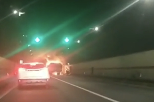 Xe tải bốc cháy dữ dội trên đường cao tốc ở Trung Quốc, 36 người thương vong