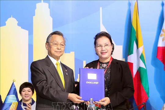 Bế mạc Đại Hội đồng AIPA 40, Việt Nam tiếp nhận chức Chủ tịch luân phiên