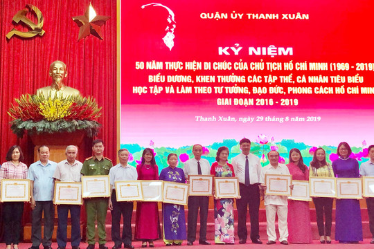 Quận Thanh Xuân khen thưởng 32 tập thể, cá nhân tiêu biểu
