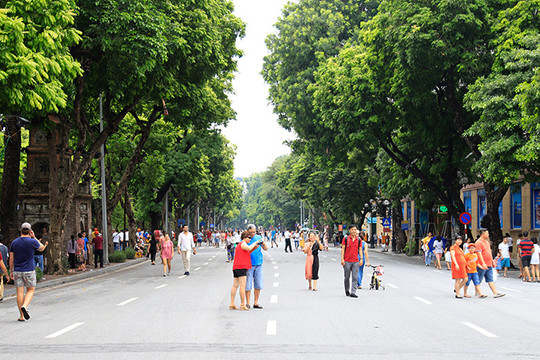 Người dân thỏa sức vui chơi tại phố đi bộ trong tiết trời dịu mát