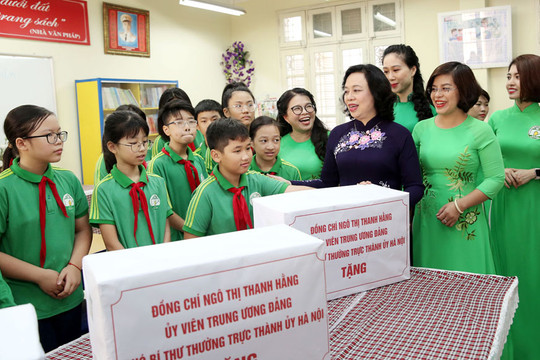 Phó Bí thư Thường trực Thành ủy Ngô Thị Thanh Hằng dự khai giảng tại Trường THCS Nguyễn Tri Phương