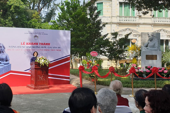 Trường THPT Chu Văn An khánh thành tượng đài liệt sĩ Đặng Thùy Trâm