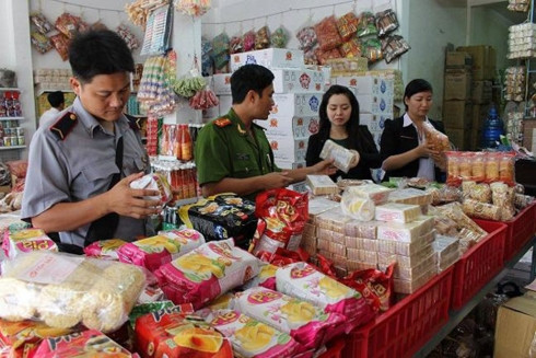 Quận Long Biên xử phạt 18 cơ sở vi phạm an toàn thực phẩm