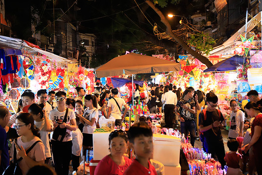 Người dân chen chân đi chơi chợ Trung thu tối cuối tuần