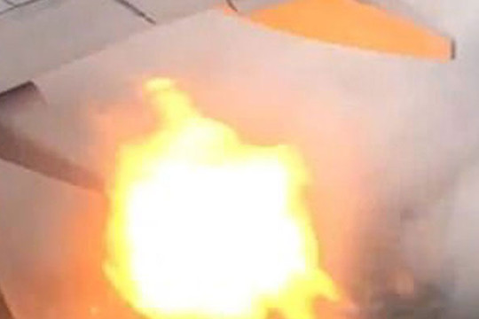 Hành khách “tá hỏa” khi động cơ máy bay bốc cháy trên không