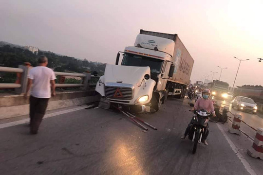 Container mất lái trên cầu Thanh Trì đâm nhiều xe máy rơi xuống sông