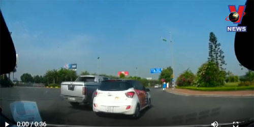 Hai xe ô tô lạng lách, kèn cựa nhau trên đường cao tốc