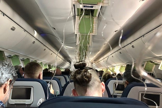 Máy bay rơi tự do gần 9.000m, hành khách hoảng loạn nhắn tin vĩnh biệt người thân