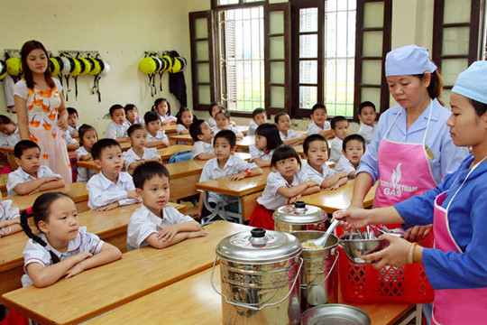 Quận Long Biên tăng cường quản lý bếp ăn trường học