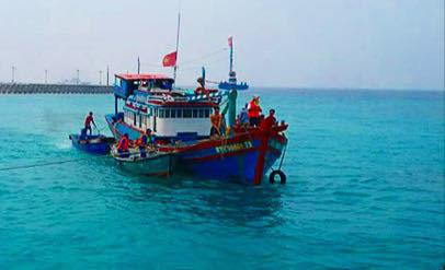 Cứu hộ thành công 10 ngư dân Bình Thuận trên vùng biển Trường Sa
