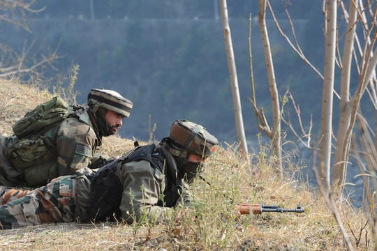 Binh sĩ Ấn Độ và Pakistan đấu súng qua đường ranh giới kiểm soát