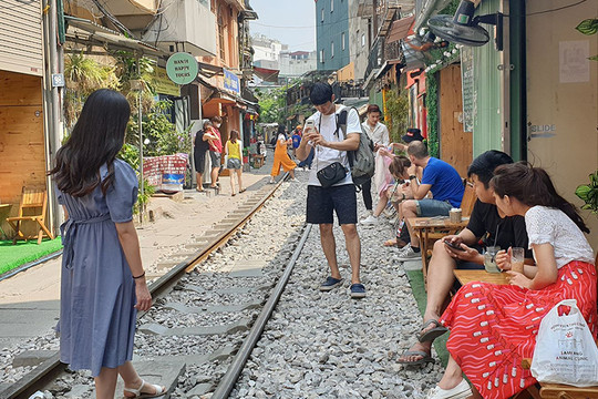 Hà Nội: Xử phạt nhiều chủ quán cà phê vi phạm hành lang an toàn đường sắt