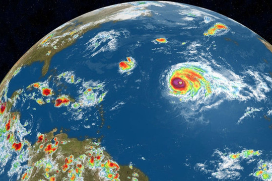 Cơn bão mạnh nhất từ trước tới nay hình thành ở trung tâm Đại Tây Dương