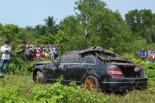 Tiền Giang: Phát hiện 3 người tử vong trong xe ô tô lao xuống rạch