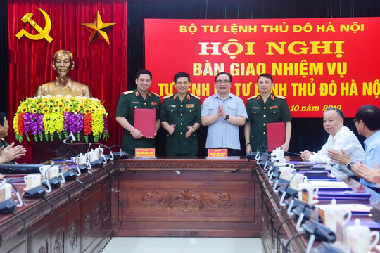 Bàn giao nhiệm vụ Tư lệnh Bộ Tư lệnh Thủ đô Hà Nội