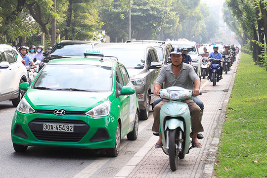 Đường Kim Mã ùn tắc cục bộ, nhiều người vi phạm luật giao thông