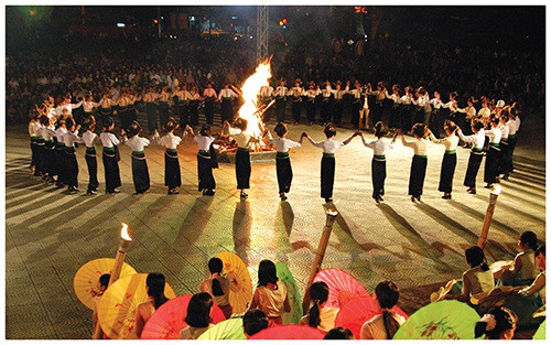 Trình diễn 6 điệu xòe cổ trong ngày hội dân tộc Thái tại Điện Biên