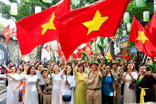 Phố Phùng Hưng rợp cờ hoa, tái hiện cảnh đoàn quân giải phóng Thủ đô