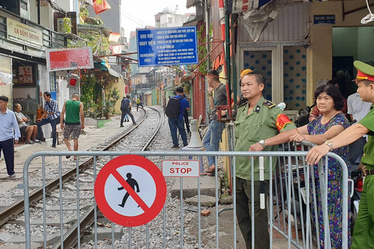 Hà Nội: Nhiều cửa hàng trên “phố cà phê đường tàu” tự giác đóng cửa
