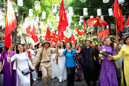 Hà Nội rực rỡ kỷ niệm 65 năm Ngày Giải phóng Thủ đô