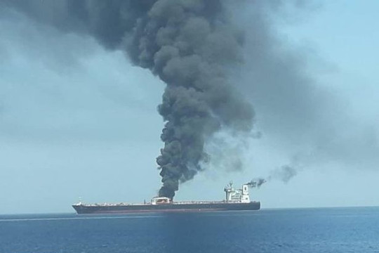 Nổ tàu chở dầu Iran, nghi bị tấn công bằng tên lửa