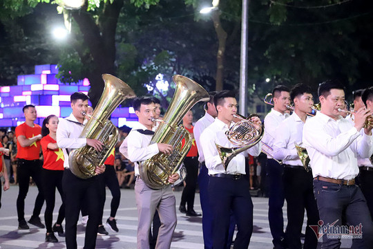 Lần đầu tiên diễu hành và biểu diễn nhạc kèn ở phố đi bộ hồ Hoàn Kiếm