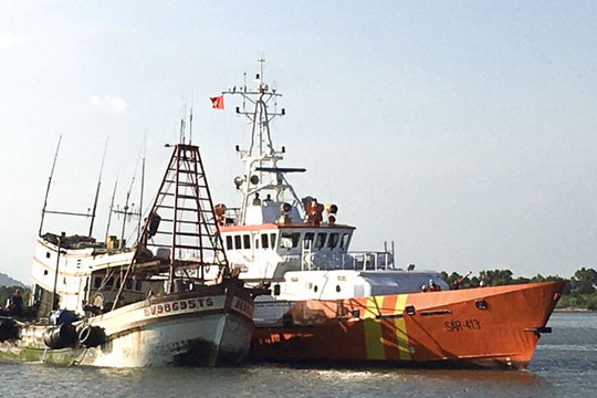 Lực lượng cứu hộ Việt Nam cấp cứu kịp thời nhiều ngư dân gặp nạn trên biển