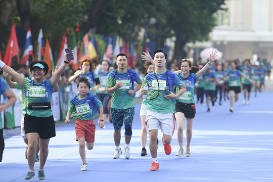 Hơn 7.000 VĐV khuấy động giải chạy Marathon quốc tế "Hành trình di sản"