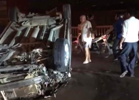 Ba ô tô đâm nhau liên hoàn trên cầu Vĩnh Tuy, các tài xế bị thương nặng