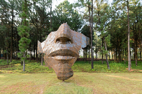 68 tác phẩm điêu khắc khổng lồ hội ngộ tại Art in the Forest 2019