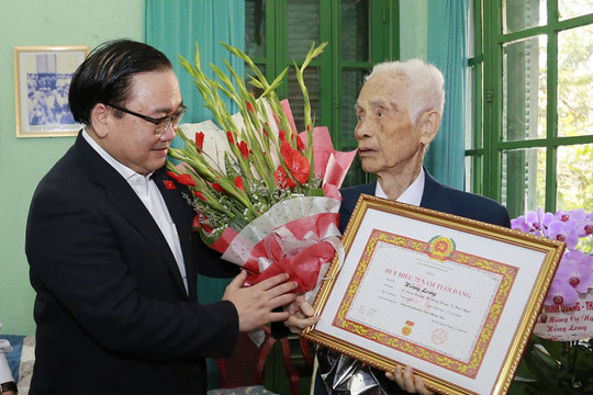 Bí thư Thành ủy Hoàng Trung Hải trao Huy hiệu Đảng cho đảng viên lão thành